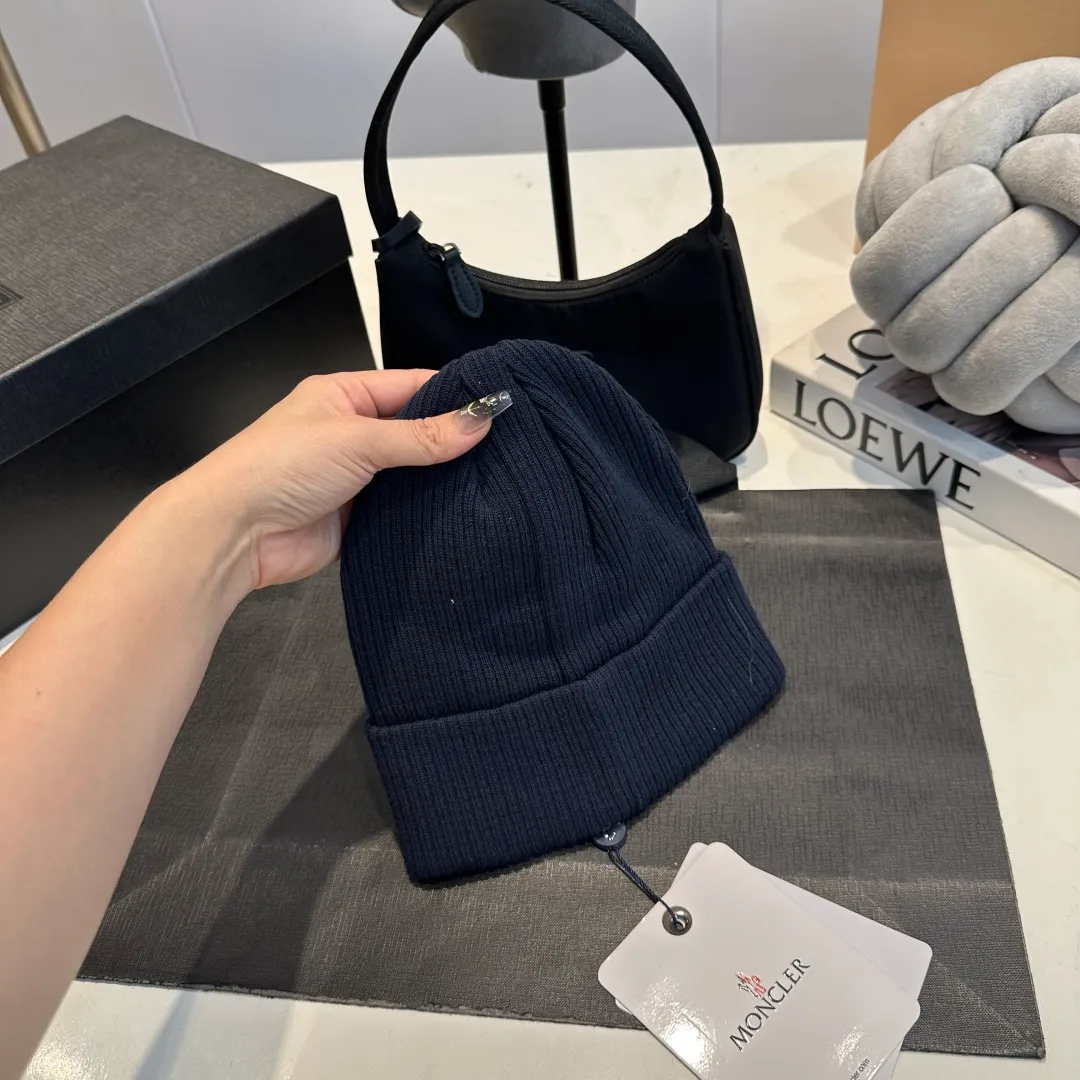 P50 MONCLER Mouth Mouth 🎩 Knitted Beanie, good quality, high-end, super soft! Super hot💖The texture is great and it’s great to match when out on the street! Fashion trends! A must-have item for autumn and winter, the same style for men and women is available now!