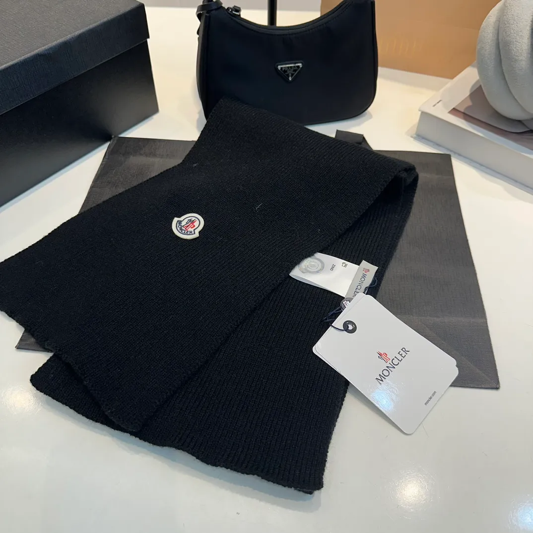 P160 Moncler muzzle suit autumn and winter style cuffed wool knitted beanie High quality customization! This must be my favorite of minimalism. It is clean, neat, fashionable and versatile, and will definitely not be picky about your face shape! A fashionable classic that lasts forever! Both men and women are welcome!