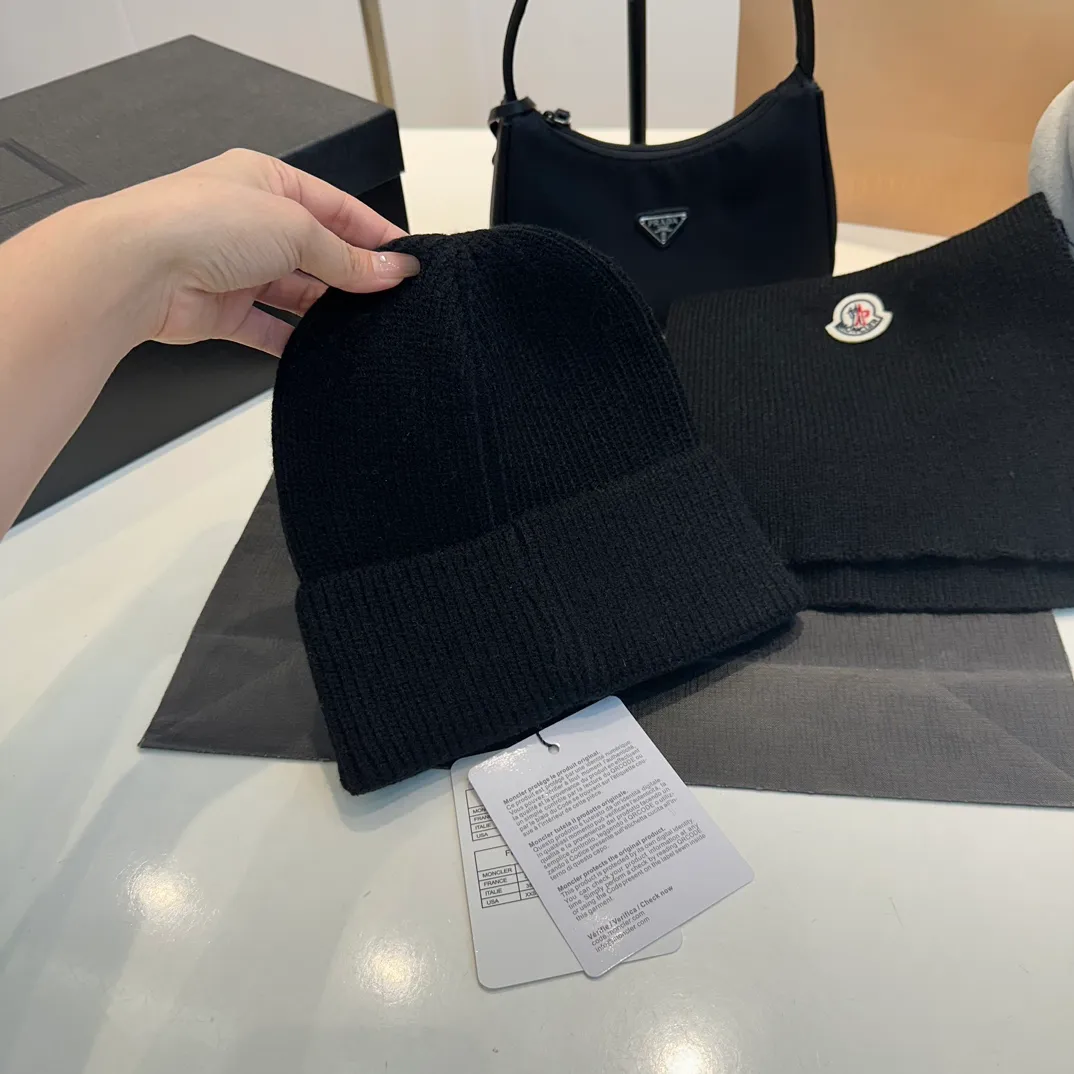 P160 Moncler muzzle suit autumn and winter style cuffed wool knitted beanie High quality customization! This must be my favorite of minimalism. It is clean, neat, fashionable and versatile, and will definitely not be picky about your face shape! A fashionable classic that lasts forever! Both men and women are welcome!