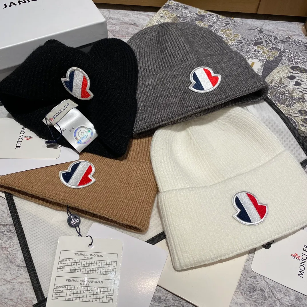 Moncler muzzle knitted hat