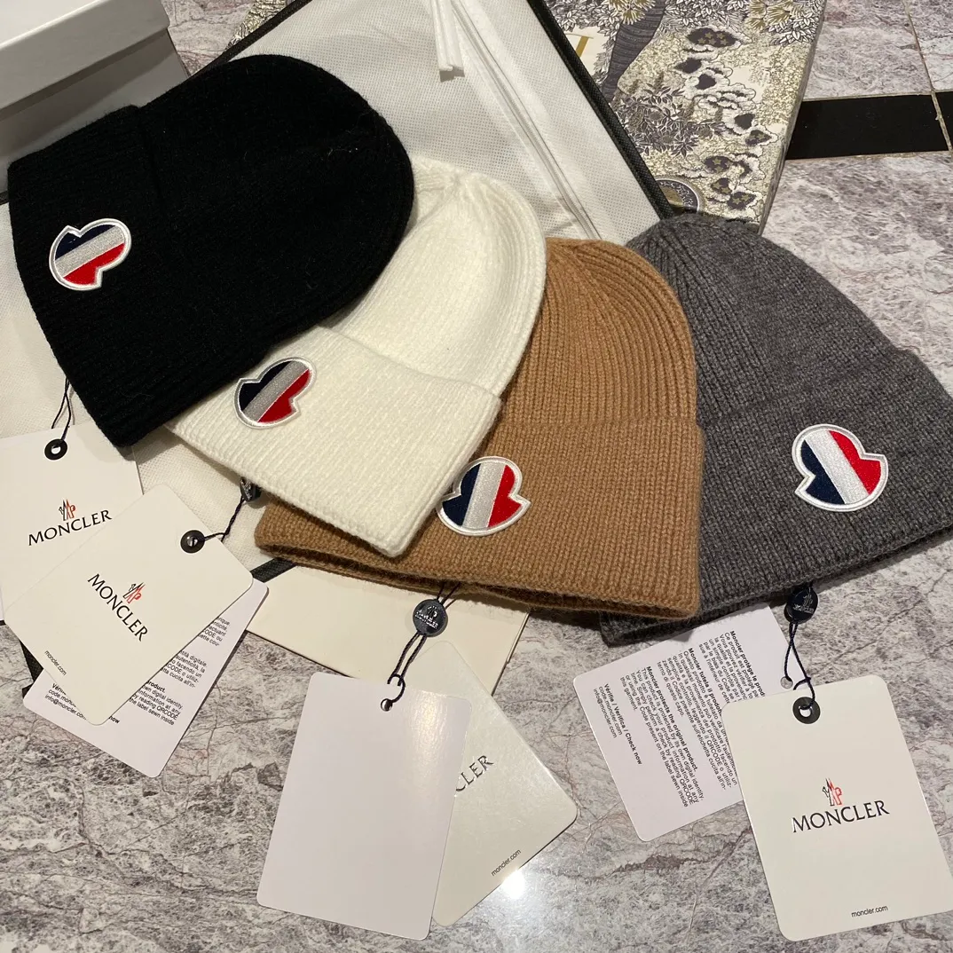 Moncler muzzle knitted hat