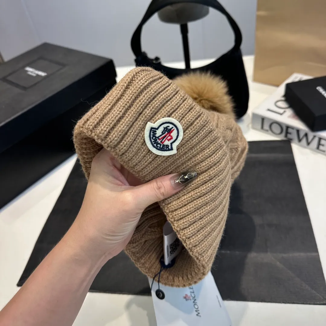 P90 high version Moncler Moncler 💥 Official website classic knitted hat, replica of the original. Very soft and skin-friendly, very elastic 💓 Textured and very versatile style ~ Warm cashmere woolen hat, one size fits all and elastic ~ Unisex, can be worn by any head size. Super quality, highly recommended