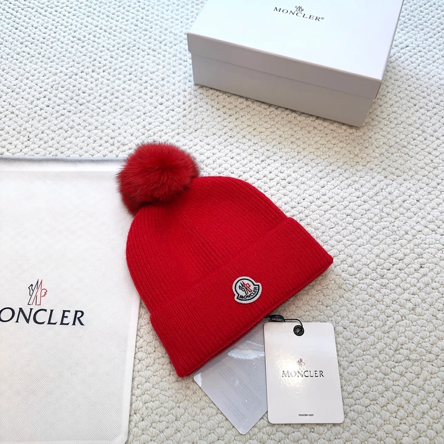 P80 with dust bag, high version Moncler Moncler 💥Official website classic knitted hat, replica of the original. Very soft and skin-friendly, very elastic 💓 Textured and very versatile style ~ Warm cashmere woolen hat, one size fits all and elastic ~ Unisex, can be worn by any head size. Super quality, highly recommended