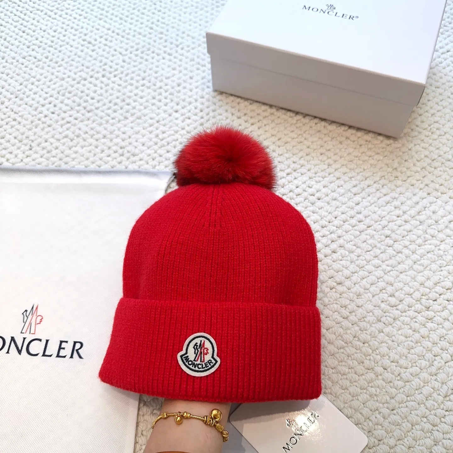 P80 with dust bag, high version Moncler Moncler 💥Official website classic knitted hat, replica of the original. Very soft and skin-friendly, very elastic 💓 Textured and very versatile style ~ Warm cashmere woolen hat, one size fits all and elastic ~ Unisex, can be worn by any head size. Super quality, highly recommended