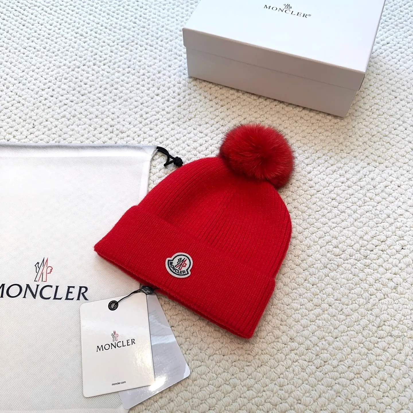P80 with dust bag, high version Moncler Moncler 💥Official website classic knitted hat, replica of the original. Very soft and skin-friendly, very elastic 💓 Textured and very versatile style ~ Warm cashmere woolen hat, one size fits all and elastic ~ Unisex, can be worn by any head size. Super quality, highly recommended