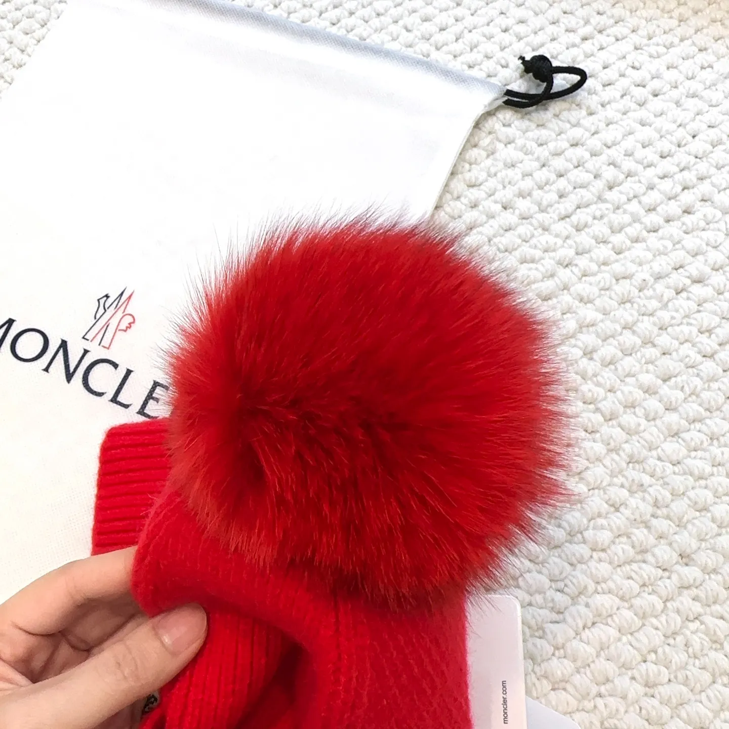 P80 with dust bag, high version Moncler Moncler 💥Official website classic knitted hat, replica of the original. Very soft and skin-friendly, very elastic 💓 Textured and very versatile style ~ Warm cashmere woolen hat, one size fits all and elastic ~ Unisex, can be worn by any head size. Super quality, highly recommended