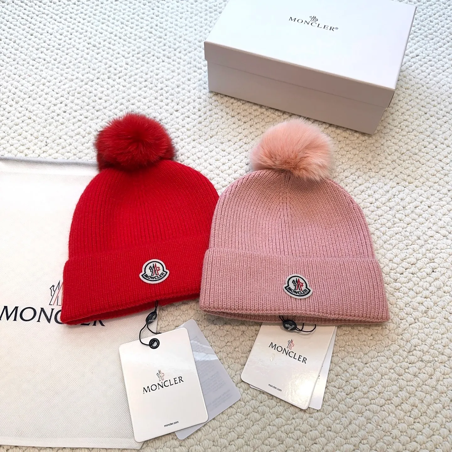 P80 with dust bag, high version Moncler Moncler 💥Official website classic knitted hat, replica of the original. Very soft and skin-friendly, very elastic 💓 Textured and very versatile style ~ Warm cashmere woolen hat, one size fits all and elastic ~ Unisex, can be worn by any head size. Super quality, highly recommended