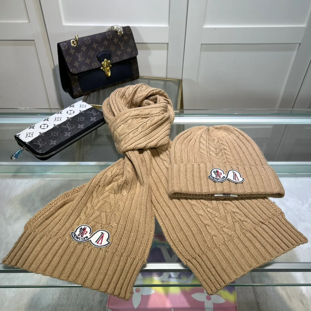P170 MONCLER classic suit hat! Hat ➕Scarf! Cashmere and Rabbit Velvet Quality! It's warm and super comfortable~A great tool for young ladies to reduce their age in winter~This winter, all you need is a set of hats~It's warm and fashionable! Unisex model! Can be made as a couple model! Complete range of anti-counterfeiting labels and elevators! Many styles, welcome to choose!!