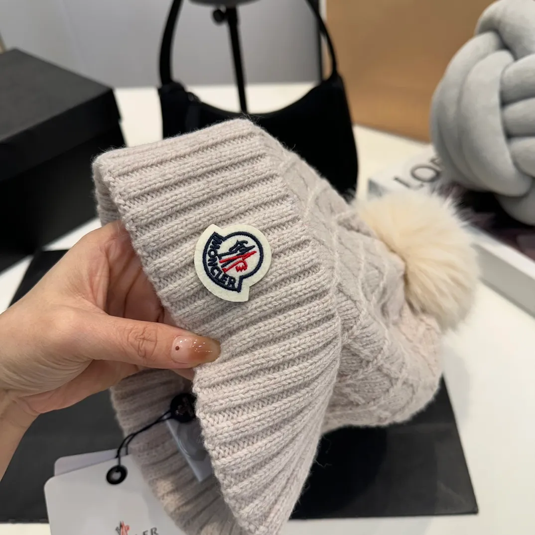 P80 Moncler👒high-end genuine exclusive style, hemp flower knitted hat, made of selected wool, skin-friendly and super soft‼ ️Paired with fox fur balls, it is very age-reducing‼ ️Complete trademark hangtags