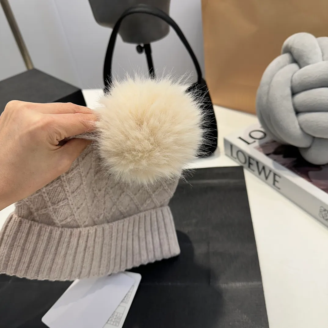 P80 Moncler👒high-end genuine exclusive style, hemp flower knitted hat, made of selected wool, skin-friendly and super soft‼ ️Paired with fox fur balls, it is very age-reducing‼ ️Complete trademark hangtags