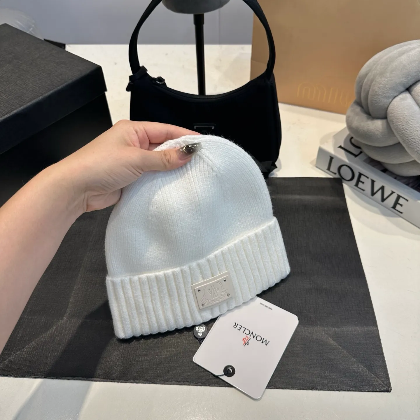 P50 Moncler warm woolen hat, sweet and cool style! Reduce your age and make your face look smaller. I’d like to share it with everyone. Every color matches well and the breasts are milky.