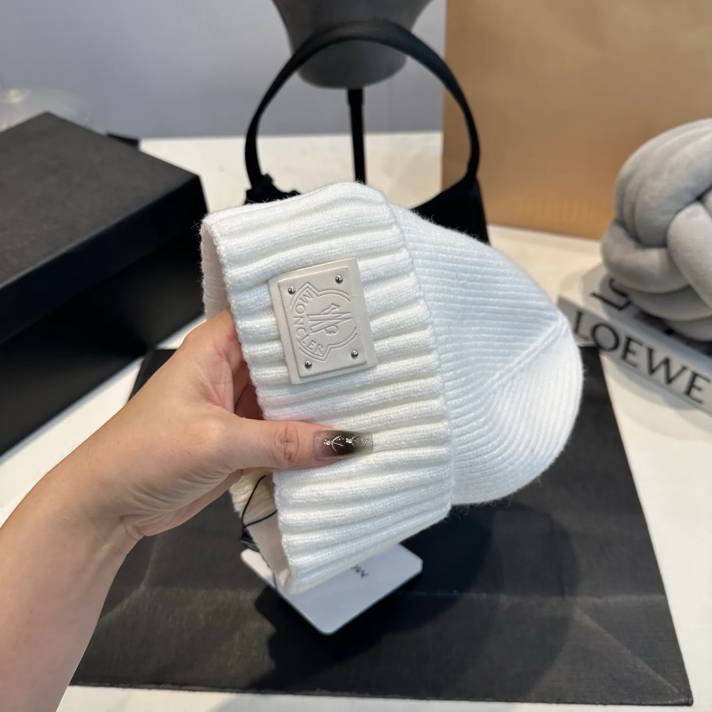 P50 Moncler warm woolen hat, sweet and cool style! Reduce your age and make your face look smaller. I’d like to share it with everyone. Every color matches well and the breasts are milky.