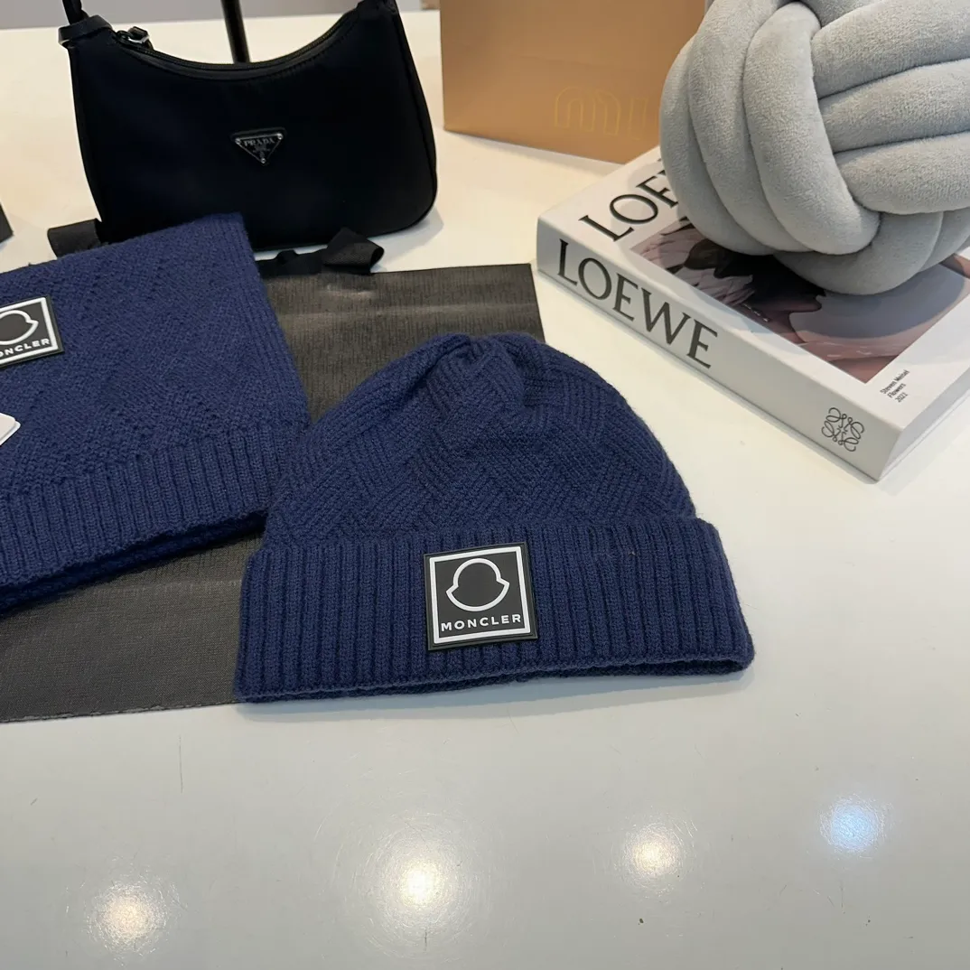 P110 MONCLER classic suit hat! Hat ➕Scarf! Cashmere and Rabbit Velvet Quality! It's warm and super comfortable~A great tool for young ladies to reduce their age in winter~This winter, all you need is a set of hats~It's warm and fashionable! Unisex model! Can be made as a couple model! Complete range of anti-counterfeiting labels and elevators! Many styles, welcome to choose!!