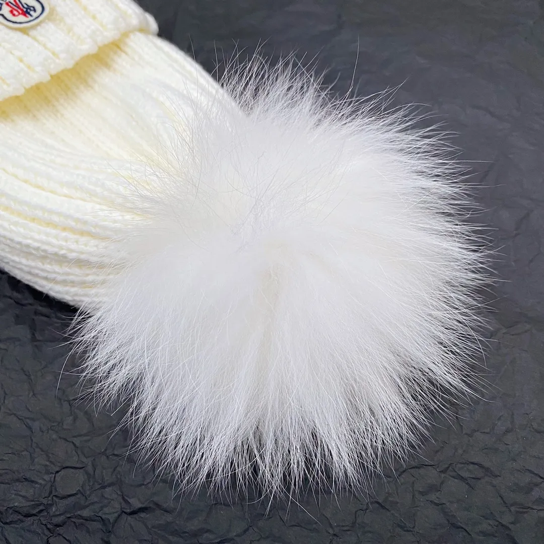 Special batch of 90 Moncler fox fur cold hats, fur ball style, super cute, a must-have for winter, classic series, one size fits all, stretchy