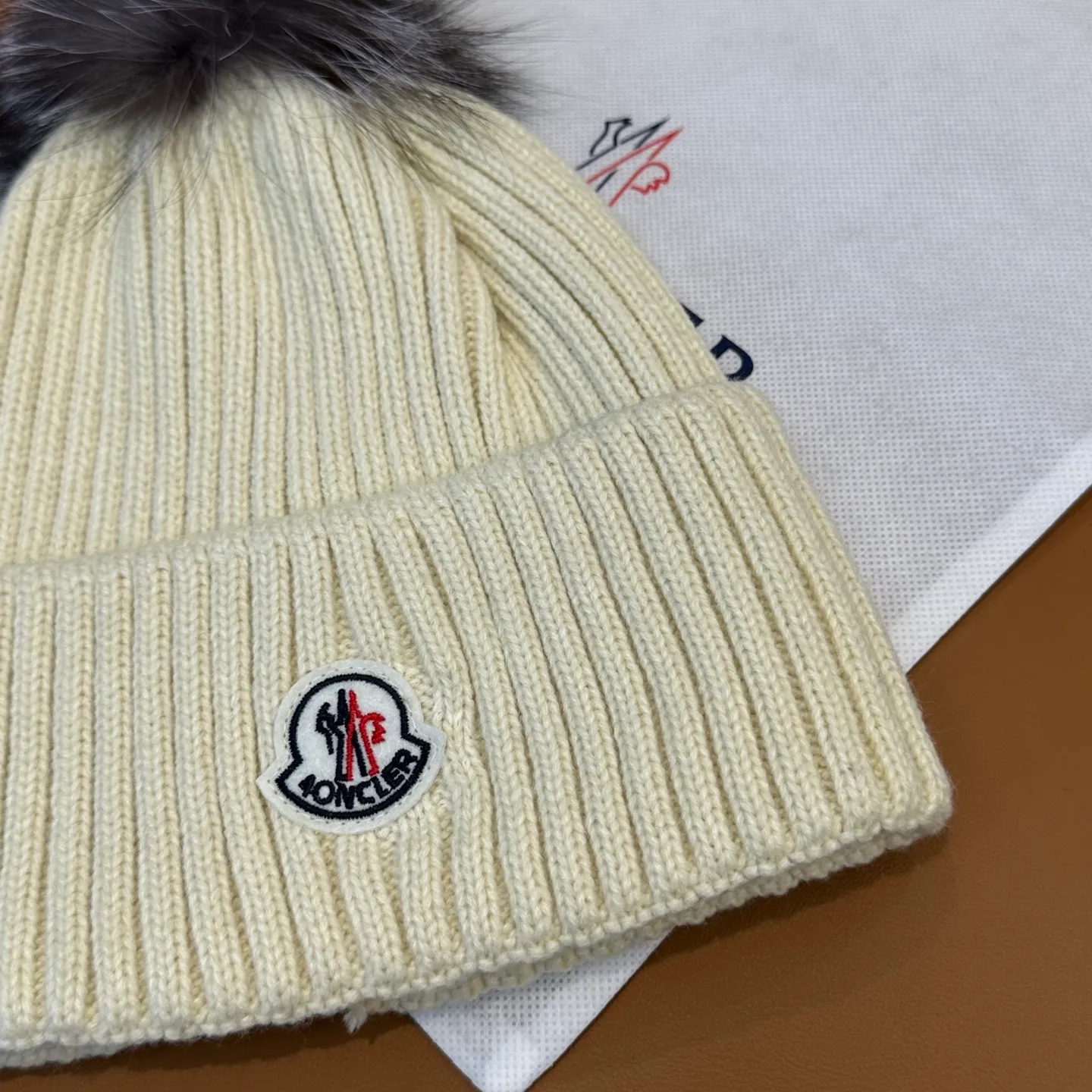 P100 with dust bag, high version Moncler Moncler 💥Official website classic knitted hat, replica of the original. Very soft and skin-friendly, very elastic 💓 Textured and very versatile style ~ Warm cashmere woolen hat, one size fits all and elastic ~ Unisex, can be worn by any head size. Super quality, highly recommended