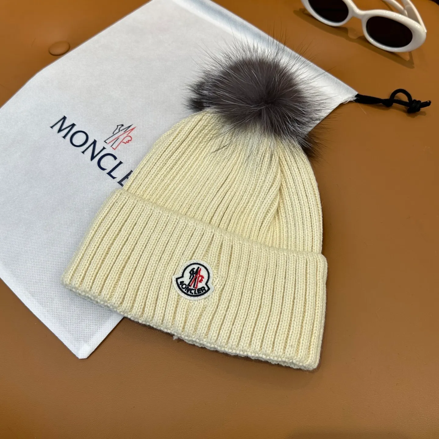 P100 with dust bag, high version Moncler Moncler 💥Official website classic knitted hat, replica of the original. Very soft and skin-friendly, very elastic 💓 Textured and very versatile style ~ Warm cashmere woolen hat, one size fits all and elastic ~ Unisex, can be worn by any head size. Super quality, highly recommended