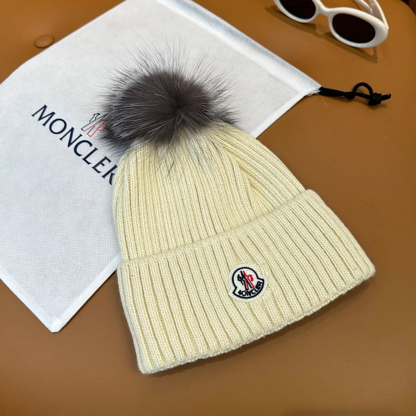 P100 with dust bag, high version Moncler Moncler 💥Official website classic knitted hat, replica of the original. Very soft and skin-friendly, very elastic 💓 Textured and very versatile style ~ Warm cashmere woolen hat, one size fits all and elastic ~ Unisex, can be worn by any head size. Super quality, highly recommended