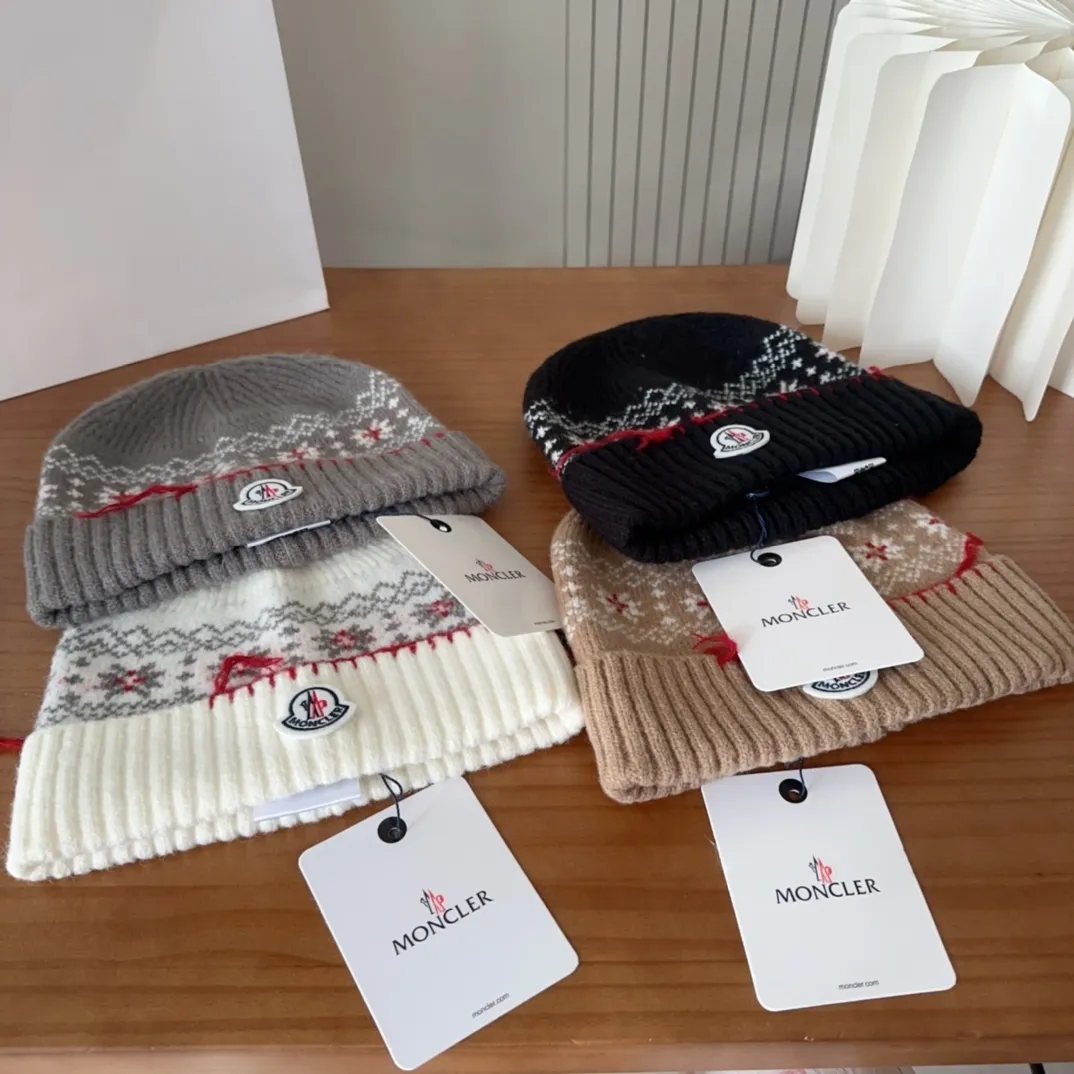 🉐️120 Moncler 25 autumn and winter women's wool knitted warm knitted hat. Cashmere has a soft and waxy texture, authentic quality enjoyment! Extra large fox fur ball 1:1 customized, original mark! High quality in stock!