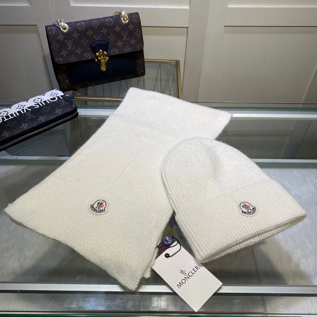 P170 MONCLER classic suit hat! Hat ➕Scarf! Cashmere and Rabbit Velvet Quality! It's warm and super comfortable~A great tool for young ladies to reduce their age in winter~This winter, all you need is a set of hats~It's warm and fashionable! Unisex model! Can be made as a couple model! Complete range of anti-counterfeiting labels and elevators! Many styles, welcome to choose!!