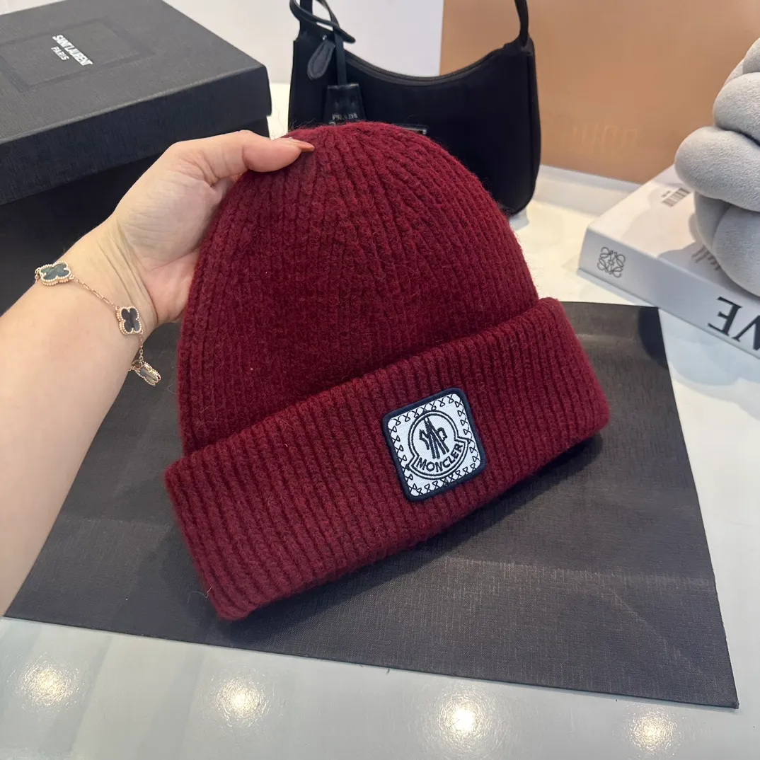 P70 Moncler muffled wool knitted thick edge beanie. It feels extremely soft and waxy. Highly elastic rabbit wool does not deform.