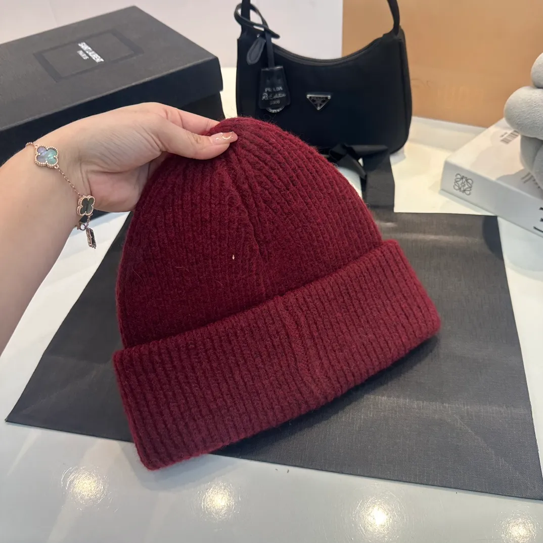 P70 Moncler muffled wool knitted thick edge beanie. It feels extremely soft and waxy. Highly elastic rabbit wool does not deform.