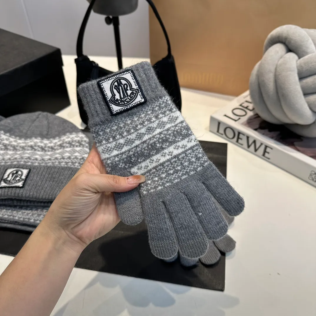 P170 Moncler Moncler 💥 Mouth three-piece set, gloves, hat, scarf, original replica. Very soft and skin-friendly, very elastic 💓 Textured and very versatile style ~ Warm, one-size-fits-all and elastic ~ Unisex, can be worn by any head size. Super quality, highly recommended