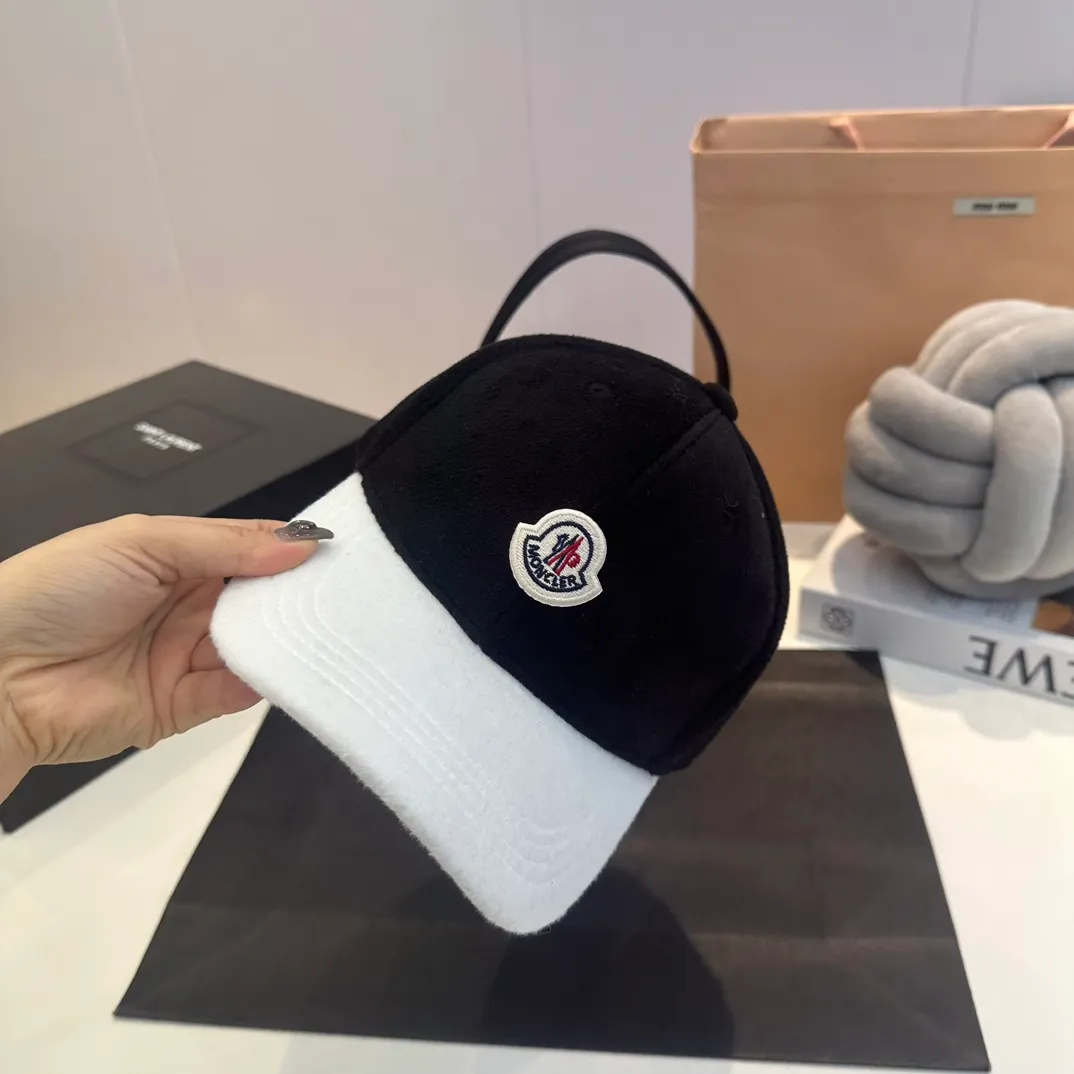 P60 moncler baseball cap, a must-have for no-makeup makeup. It looks cool when paired with sweaters and T-shirts! The days when I don’t wash my hair all depend on this hat~
