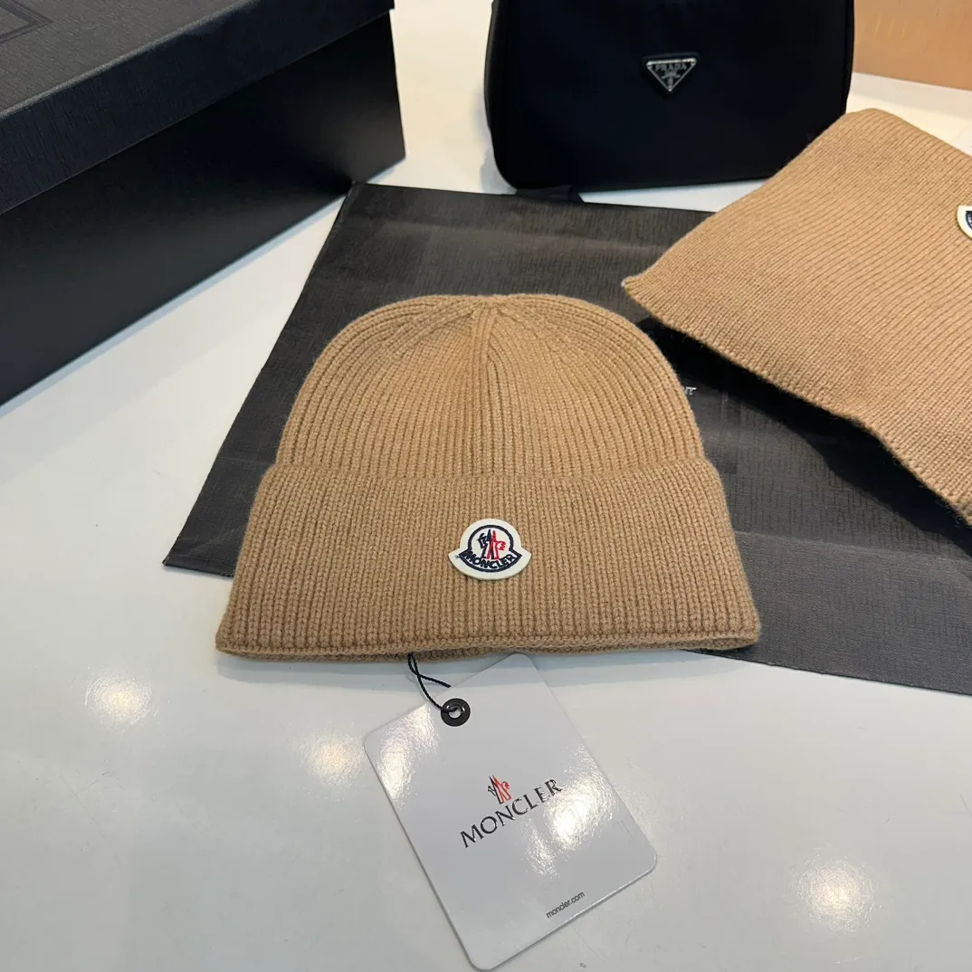 P160 Moncler muzzle suit autumn and winter style cuffed wool knitted beanie High quality customization! This must be my favorite of minimalism. It is clean, neat, fashionable and versatile, and will definitely not be picky about your face shape! A fashionable classic that lasts forever! Both men and women are welcome!