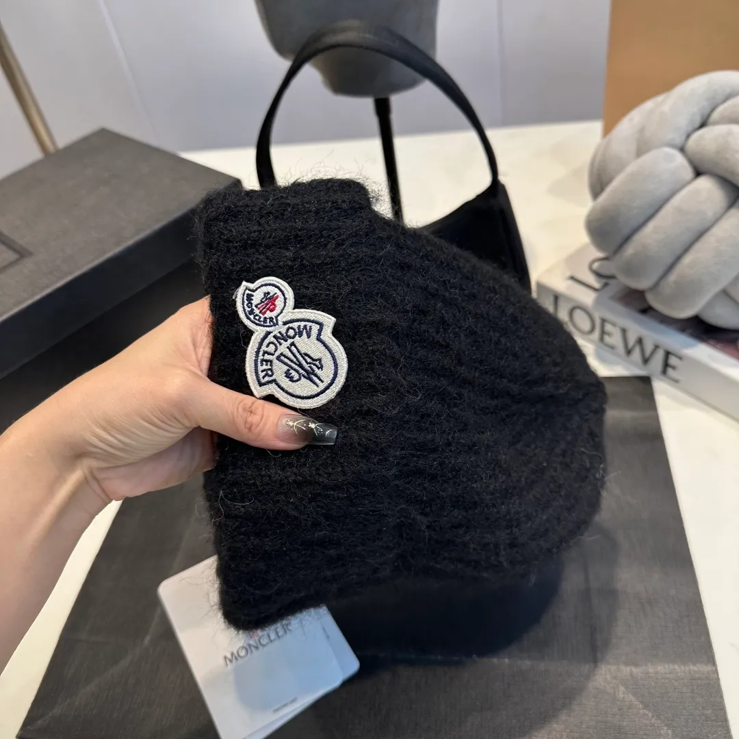 P56 MONCLER 🎩 wool knitted beanie, good quality, high-end, super soft! Super hot💖The texture is great and it’s great to match when out on the street! Fashion trends! A must-have item for winter, the same style for men and women, get it now!