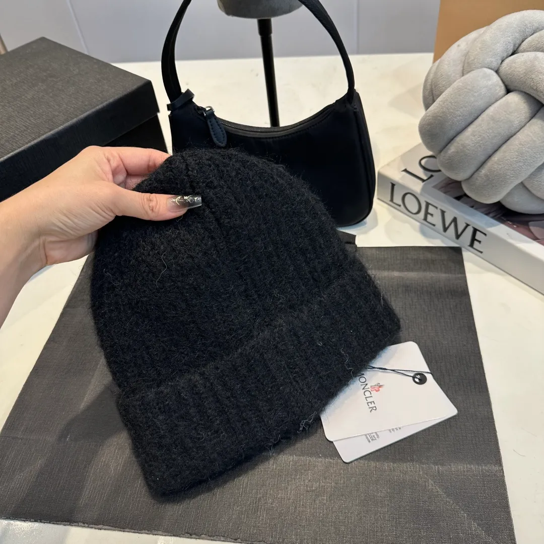 P56 MONCLER 🎩 wool knitted beanie, good quality, high-end, super soft! Super hot💖The texture is great and it’s great to match when out on the street! Fashion trends! A must-have item for winter, the same style for men and women, get it now!