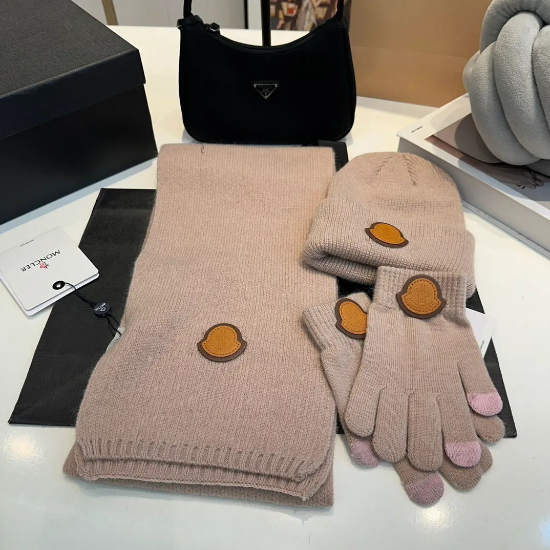 P110 Moncler wool knitted three-piece set, gloves + hat + scarf set ❄️ Wool knitted, super cute with cashmere scarf, a must-have for autumn and winter
