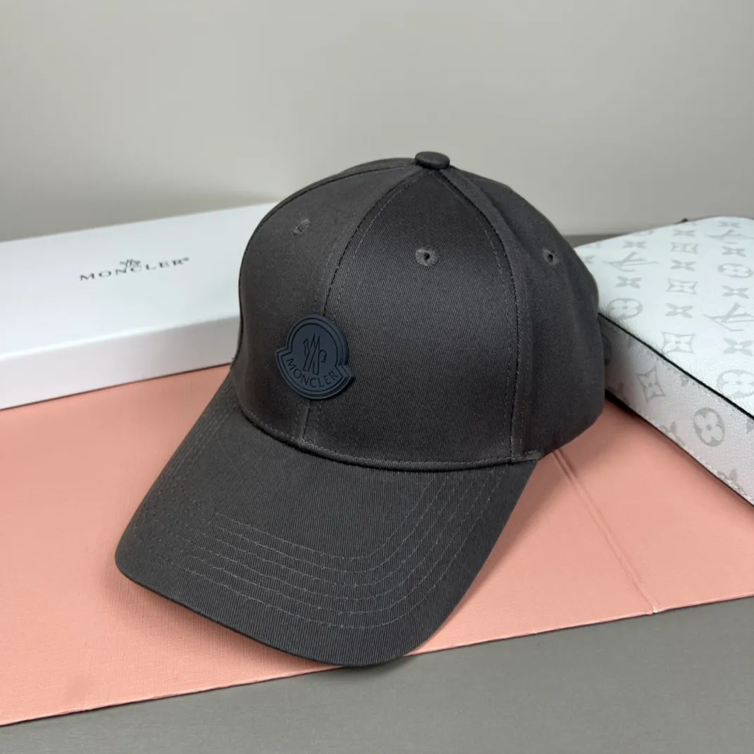 P52 comes with dust bag and MONCLER mouth covering🎩Good quality, high-end and stylish, super popular💖The texture is great, it’s great to match when out on the street! Fashion trends! A must-have item for going out, the same style for men and women, get it now!