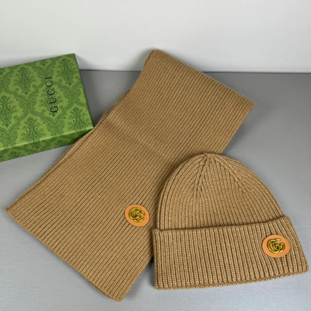 P150 GUCCI classic suit hat! Hat ➕Scarf! Cashmere and Rabbit Velvet Quality! It's warm and super comfortable~A great tool for young ladies to reduce their age in winter~This winter, all you need is a set of hats~It's warm and fashionable! Unisex model! Can be made as a couple model! Complete range of anti-counterfeiting labels and elevators! Many styles, welcome to choose!!