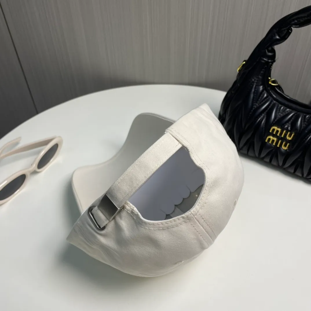 P56 MONCLER new baseball cap, a fashionable street item with a great style, a favorite among Internet celebrities and fashion bloggers! High quality, comfortable and breathable, concave shape looks good