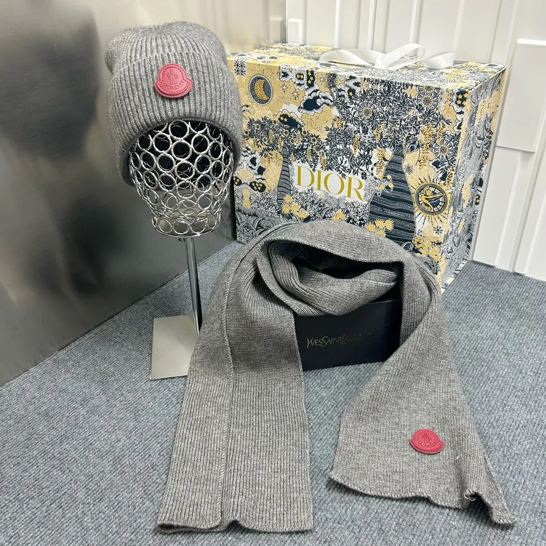 Cabbage price Moncler small leather label hat and scarf set🔥