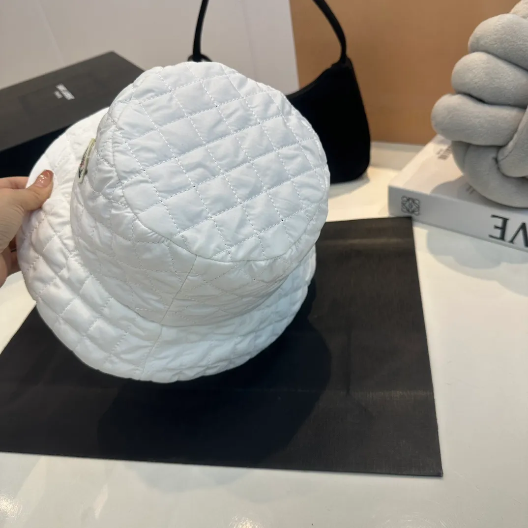 P70 Moncler Meng Mouth Women's Down Cotton Warm Fisherman Hat in Autumn and Winter. Lightweight, warm and comfortable winter fisherman hat. Diamond-shaped embroidered thread quilted, windproof and cold-proof. Also suitable for babies with big head circumferences.