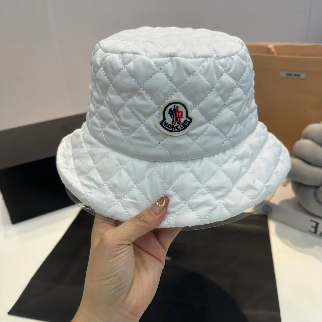 P70 Moncler Meng Mouth Women's Down Cotton Warm Fisherman Hat in Autumn and Winter. Lightweight, warm and comfortable winter fisherman hat. Diamond-shaped embroidered thread quilted, windproof and cold-proof. Also suitable for babies with big head circumferences.