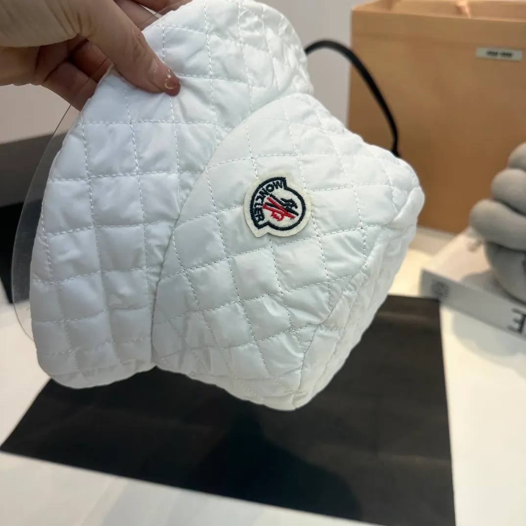 P70 Moncler Meng Mouth Women's Down Cotton Warm Fisherman Hat in Autumn and Winter. Lightweight, warm and comfortable winter fisherman hat. Diamond-shaped embroidered thread quilted, windproof and cold-proof. Also suitable for babies with big head circumferences.