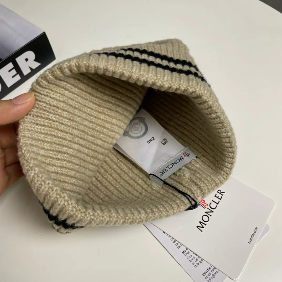P56 Moncler👒Classic original single-mouthed knitted beanie, made of selected wool fabric with ultra-high wool content‼ ️Super soft to the touch, extremely elastic, high-end, age-reducing, and super warm!
