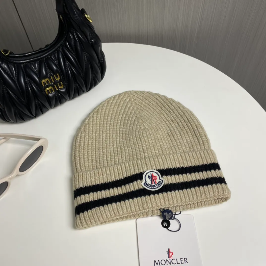 P56 Moncler👒Classic original single-mouthed knitted beanie, made of selected wool fabric with ultra-high wool content‼ ️Super soft to the touch, extremely elastic, high-end, age-reducing, and super warm!
