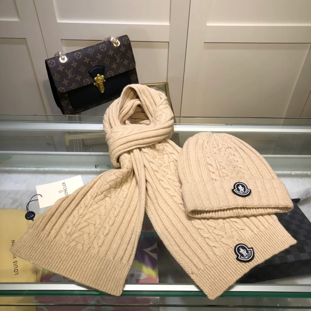 P230 [Wool suit hat] MONCLER classic suit hat! Hat ➕Scarf! It's warm and super comfortable~A great tool for young ladies to reduce their age in winter~This winter, all you need is a set of hats~It's warm and fashionable! Unisex model! Can be made as a couple model! Complete range of anti-counterfeiting labels and elevators! Many styles, welcome to choose!!