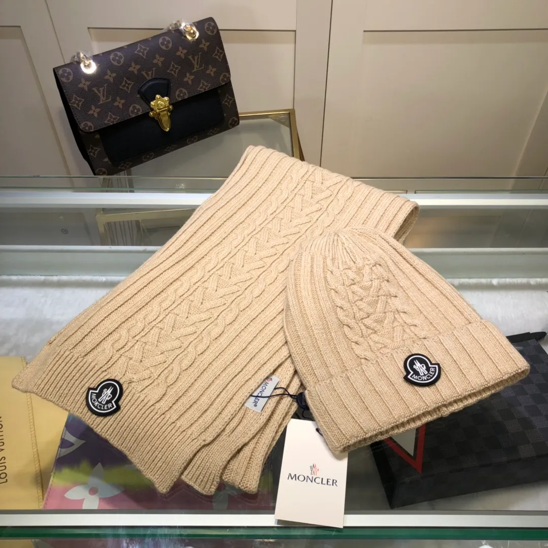 P230 [Wool suit hat] MONCLER classic suit hat! Hat ➕Scarf! It's warm and super comfortable~A great tool for young ladies to reduce their age in winter~This winter, all you need is a set of hats~It's warm and fashionable! Unisex model! Can be made as a couple model! Complete range of anti-counterfeiting labels and elevators! Many styles, welcome to choose!!