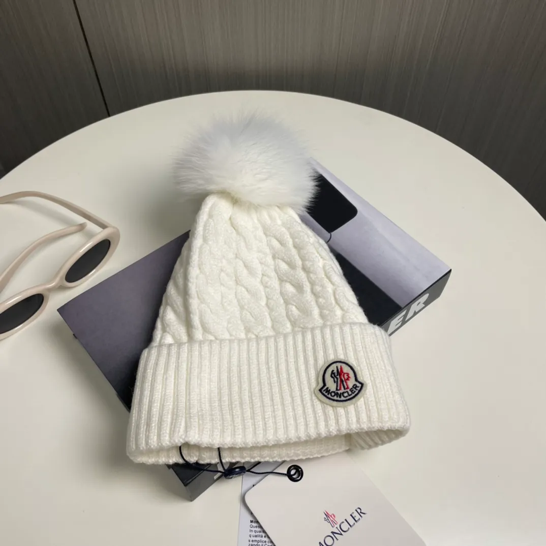 P90 with dust bag Moncler👒Classic original single-mouthed knitted wool hat, made of selected wool fabrics with ultra-high wool content‼ ️It feels super soft and has excellent elasticity. The rabbit fur ball is high-end, age-reducing and super warm!