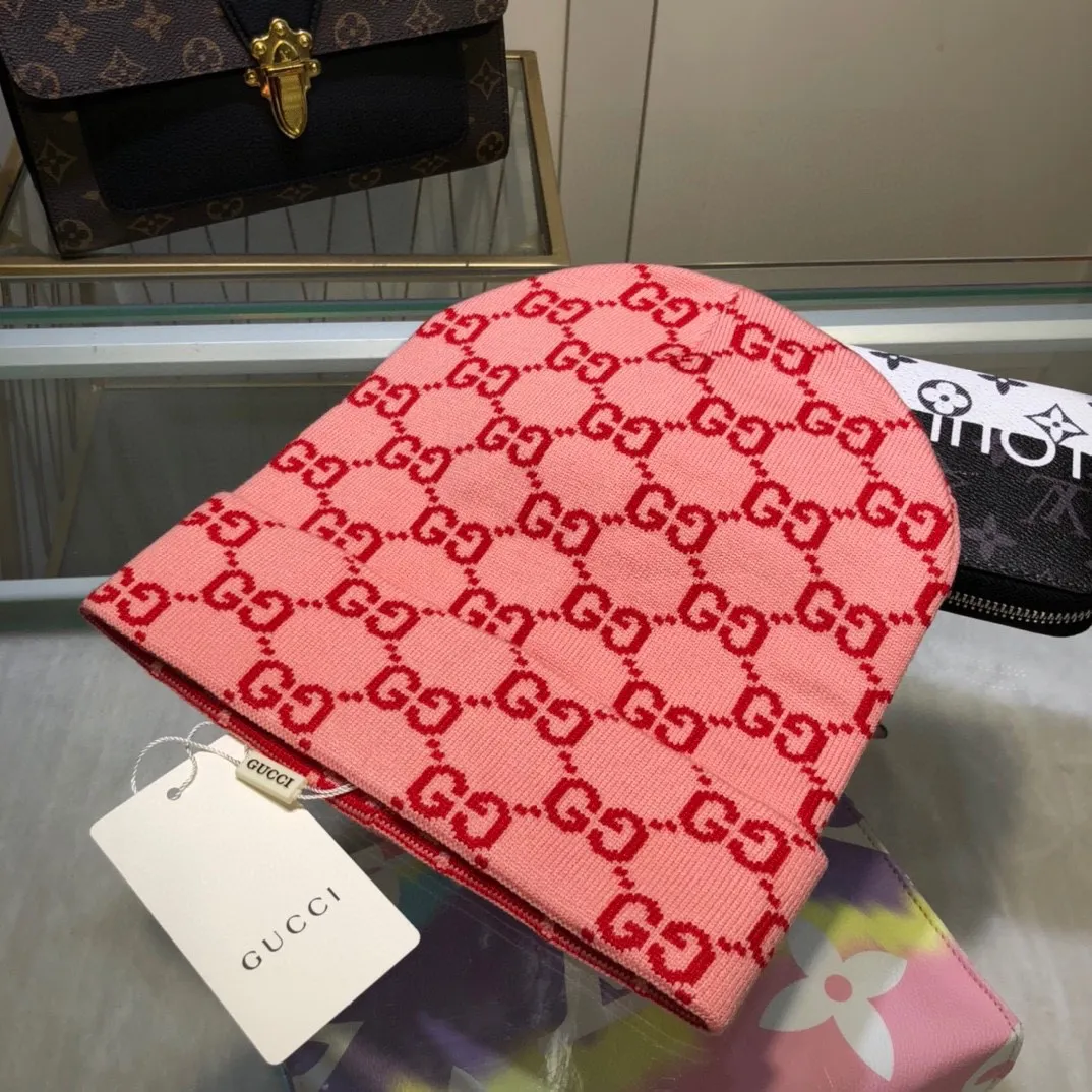 P44 comes with dust bag, GUCCI official website classic series! The latest wool blended knitted hat, 💓 replica of the original from the official website. Very soft and skin-friendly, very elastic 💓 textured and very versatile ~ very warm, a must-have item in autumn and winter, unisex, can be worn by any head size. Really recommended