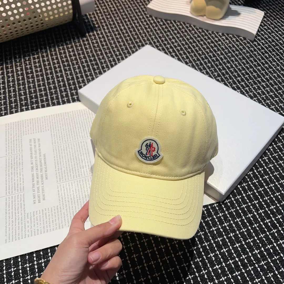 🉐60 Moncler Mouth Super 🔥 candy-colored baseball cap 🍬🍬🍬 adds color to summer. This color can make the head look super white. People with big heads ➕ Babies with low skulls can definitely wear this. The head looks very full when it is put on. Love it ♥️♥️♥️