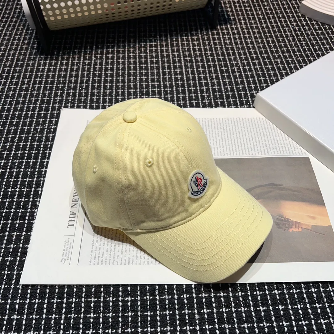 🉐60 Moncler Mouth Super 🔥 candy-colored baseball cap 🍬🍬🍬 adds color to summer. This color can make the head look super white. People with big heads ➕ Babies with low skulls can definitely wear this. The head looks very full when it is put on. Love it ♥️♥️♥️