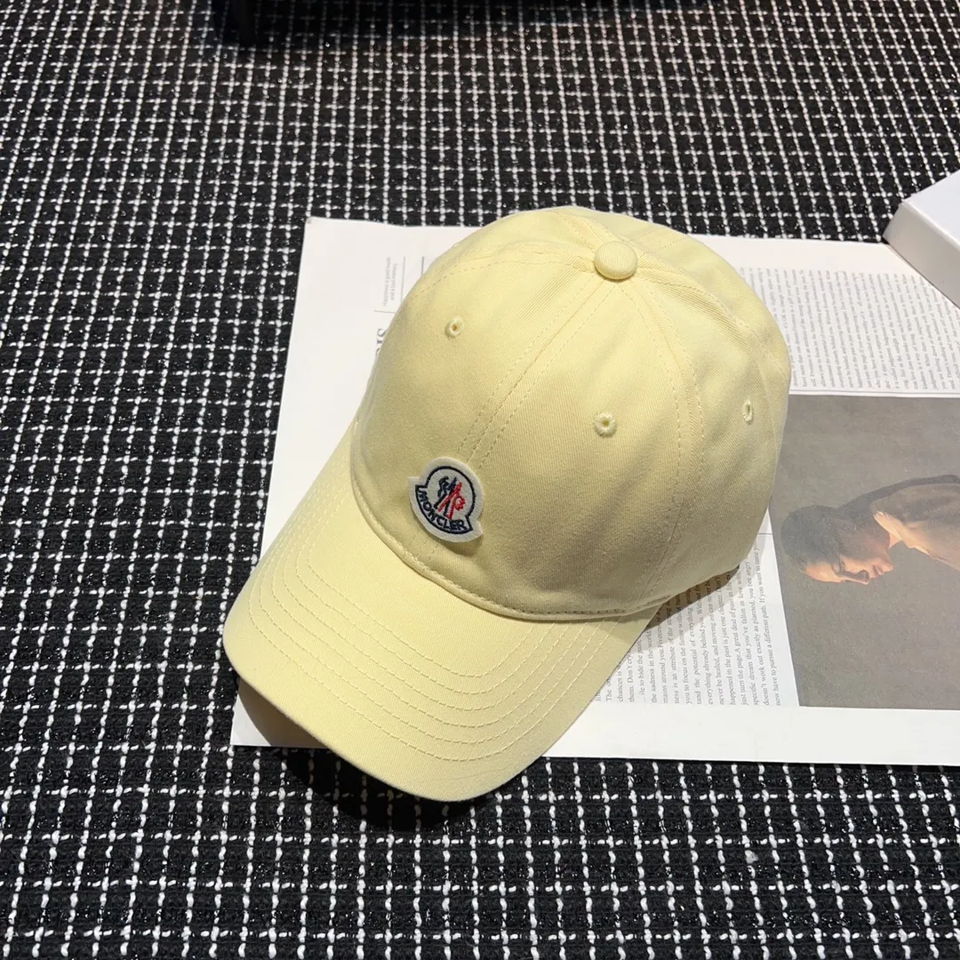 🉐60 Moncler Mouth Super 🔥 candy-colored baseball cap 🍬🍬🍬 adds color to summer. This color can make the head look super white. People with big heads ➕ Babies with low skulls can definitely wear this. The head looks very full when it is put on. Love it ♥️♥️♥️