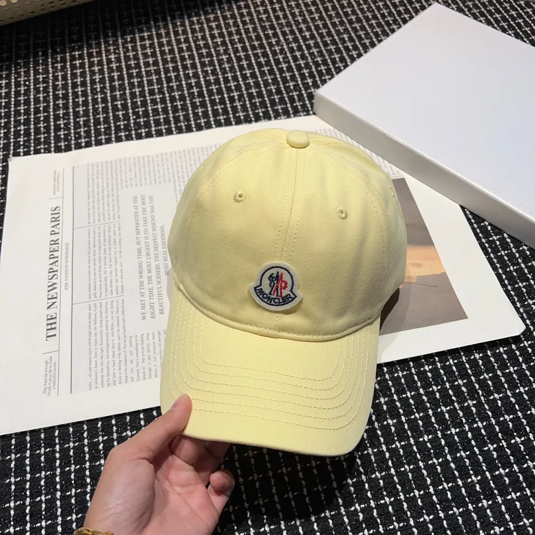 🉐60 Moncler Mouth Super 🔥 candy-colored baseball cap 🍬🍬🍬 adds color to summer. This color can make the head look super white. People with big heads ➕ Babies with low skulls can definitely wear this. The head looks very full when it is put on. Love it ♥️♥️♥️
