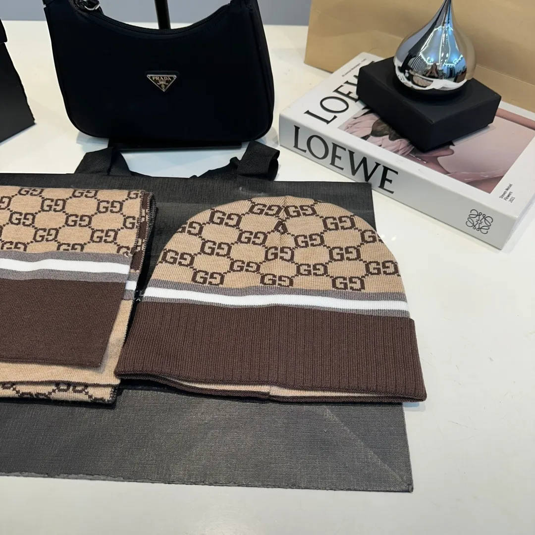 P140 GUCCI classic suit hat! Hat ➕Scarf! Cashmere and Rabbit Velvet Quality! It's warm and super comfortable~A great tool for young ladies to reduce their age in winter~This winter, all you need is a set of hats~It's warm and fashionable! Unisex model! Can be made as a couple model! Complete range of anti-counterfeiting labels and elevators! Many styles, welcome to choose!!