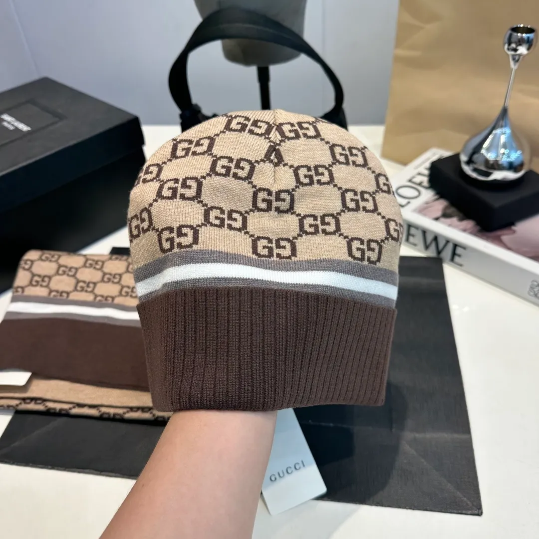 P140 GUCCI classic suit hat! Hat ➕Scarf! Cashmere and Rabbit Velvet Quality! It's warm and super comfortable~A great tool for young ladies to reduce their age in winter~This winter, all you need is a set of hats~It's warm and fashionable! Unisex model! Can be made as a couple model! Complete range of anti-counterfeiting labels and elevators! Many styles, welcome to choose!!